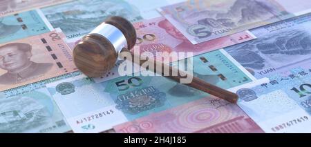 Konzept der chinesischen Justiz, Bestechung und Korruption. Auktion Richter gavel auf China Yuan Renminbi Rechnung Banknoten Hintergrund. 3d-Illustration Stockfoto