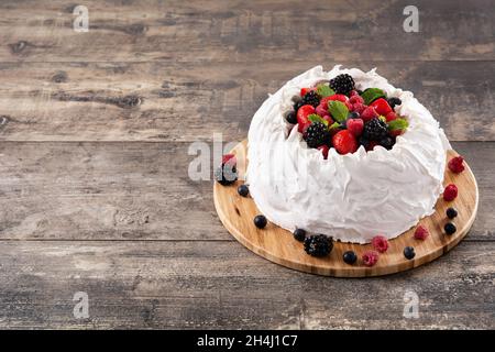 Köstlicher Pavlova-Kuchen mit Baiser und frischen Beeren Stockfoto