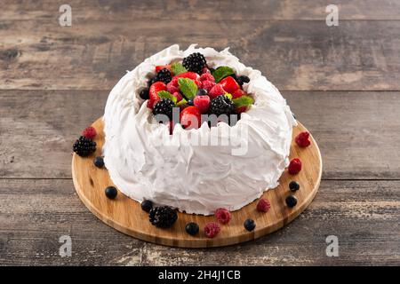 Köstlicher Pavlova-Kuchen mit Baiser und frischen Beeren Stockfoto