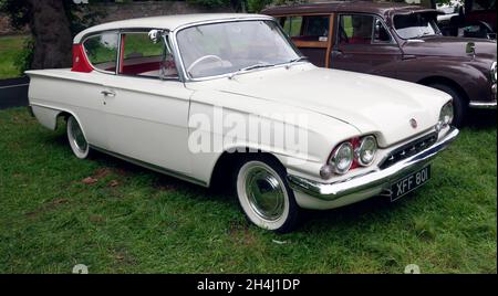 Drei Viertel Vorderansicht eines White, 1962, Ford Consul Classic 315, auf der Sandwich Festival Classic Car Show 2021 ausgestellt Stockfoto