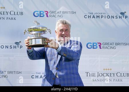 Datei-Foto vom 24-04-2021 von Paul Nicholls mit seiner Champion Trainer Trophäe für die nationale Jagdsaison 2020-21. Paul Nicholls rüttelt Enrilo für einen Riss bei der £250,000 Ladbrokes Trophy in Newbury später in diesem Monat ein. Ausgabedatum: Mittwoch, 3. November 2021. Stockfoto