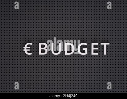 Wortbudget mit Euro-Symbol, das mit weißen Buchstaben auf einer grauen Tafel geschrieben ist Stockfoto