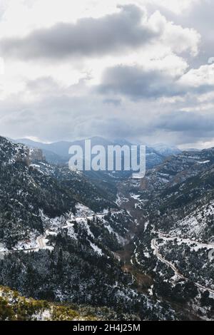 Luftaufnahme in der Vouraikos-Schlucht mit Diakopto-Kalavryta-Zahnradbahn, die durch den Canyon führt. Blick von oben vom Mega Spileon Kloster. Beliebtes Winterreiseziel in Kalavryta, Griechenland, Europa Stockfoto