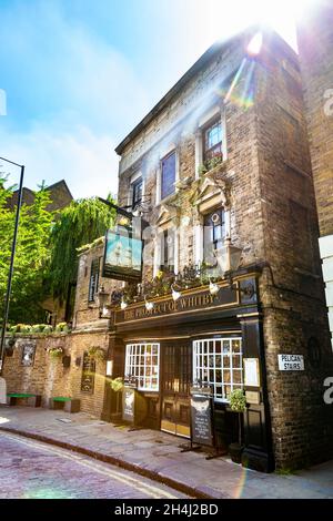 Außenansicht des historischen Pub am Flussufer The Prospect of Whitby aus dem 16. Jahrhundert, Wapping, London, Großbritannien Stockfoto