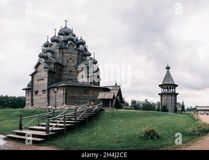 Holzkirche und Glockenturm auf dem Gebiet des Ethnoparks "Bogoslovka Estate". Stockfoto