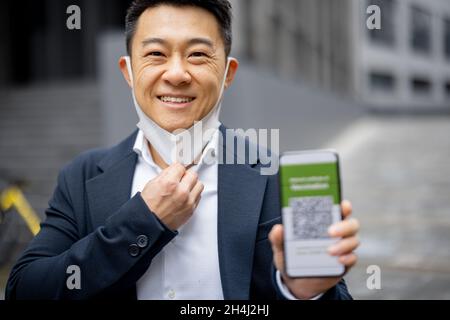 Man-Show-Telefon mit Coronavirus-Impfungs-App Stockfoto