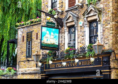 Außenansicht des historischen Pub am Flussufer The Prospect of Whitby aus dem 16. Jahrhundert, Wapping, London, Großbritannien Stockfoto