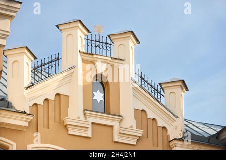 Jüdin Grodno Choral Synagoge, Weißrussland. Dekorelement Stuckfassade Ornament der Architektur des 16. Jahrhunderts in eklektischem und maurischen Stil mit sechs Stockfoto