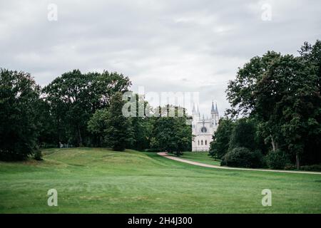 Gotische Kapelle und grüner Rasen des berühmten Alexandria Park. Stockfoto