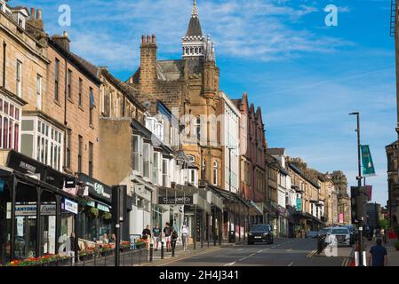 Harrogate, Blick auf die Parliament Street, die Haupteinkaufsstraße, die durch das Zentrum von Harrogate, North Yorkshire, England, Großbritannien verläuft Stockfoto