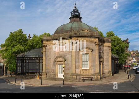 Harrogate Pump Room, Blick im Sommer auf den achteckigen Royal Pump Room (1842) und das Museum aus Eisen und Glas (1913), Harrogate, North Yorkshire Stockfoto