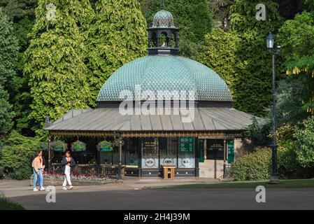 Cafe Valley Gardens, Blick im Sommer auf das gewölbte Magnesia Well Cafe - erbaut 1895, um den Magnesia Well Pump Room, Valley Gardens Harrogate UK, zu beherbergen Stockfoto