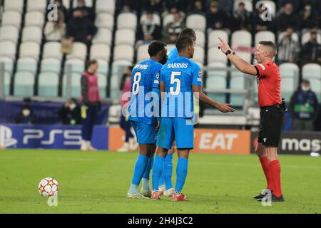 Allianz Stadium, Turin, Italien, 02. November 2021, Alejandro Jose Hernandez (Schiedsrichter) und Spieler von Zenit St. Petersburg debattieren über Strafgeld Stockfoto