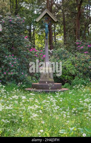 War Memorial, Blick im Sommer auf das war Memorial auf der Wildblumenwiese in den Harrogate Valley Gardens, North Yorkshire, England, Großbritannien Stockfoto