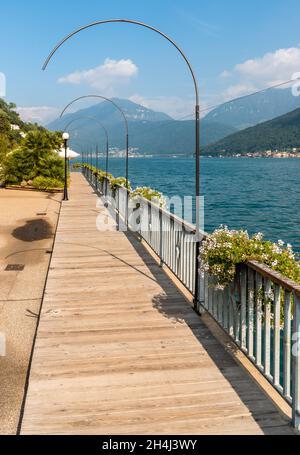 Promenade des malerischen Dorfes Morcote am Ufer des Luganer Sees im Tessin, Schweiz Stockfoto