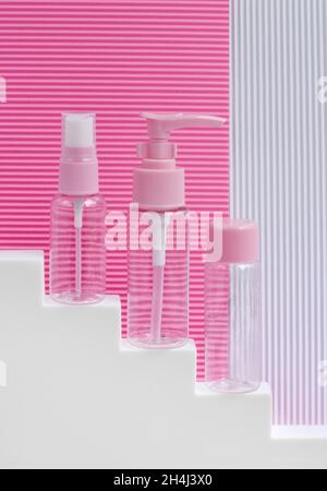 Set aus leeren Reiseflaschen für Kosmetik. Flüssigkeitsbehälter mit Spenderpumpe (transparent) für Gel, Lotion, Shampoo, Conditioner. Stockfoto