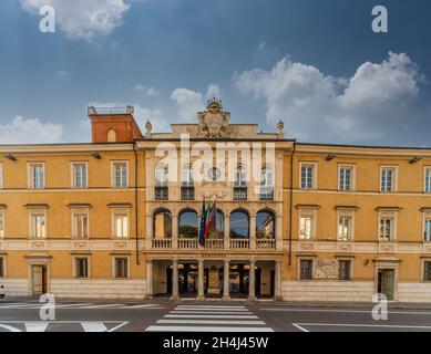 Mondovì, Cuneo, Piemont, Italien - 23. Oktober 2021: Rathaus in corso Statuto, Sitz der Gemeindeämter Stockfoto