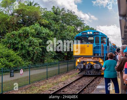 CAIRNS, AUSTRALIEN - 24. Sep 2019: Die Menschen, die auf einen Zug warten, in Cairns, Queensland, Australien Stockfoto