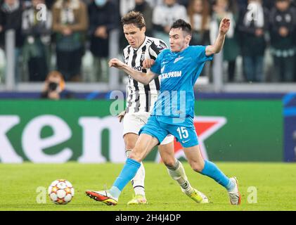 TURIN, ITALIEN - 02. NOVEMBER: Federico Chiesa von Juventus tagt Vyacheslav Karavaev von Zenit St. Petersburg während des UEFA Champions League-Spiels der Gruppe H zwischen Juventus und Zenit St. Petersburg am 2. November 2021 in Turin, Italien. (Foto nach MB-Medien) Stockfoto