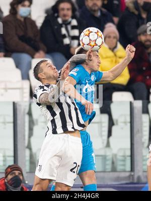 TURIN, ITALIEN - 02. NOVEMBER: Federico Bernardeschi von Juventus und Andrey Mostovoy von Zenit St. Petersburg bestreiten am 2. November 2021 in Turin, Italien, die Kopfzeile des UEFA Champions League-Spiels der Gruppe H zwischen Juventus und Zenit St. Petersburg. (Foto nach MB-Medien) Stockfoto