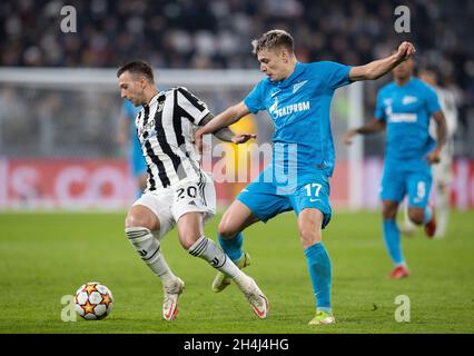 TURIN, ITALIEN - 02. NOVEMBER: Federico Bernardeschi von Juventus und Andrey Mostovoy von Zenit St. Petersburg spielen während des UEFA Champions League-Spiels der Gruppe H zwischen Juventus und Zenit St. Petersburg am 2. November 2021 in Turin, Italien, um den Ball. (Foto nach MB-Medien) Stockfoto