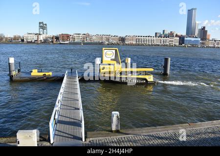 ROTTERDAM, NIEDERLANDE - 11. Jul 2019: Eine Landschaft eines Docks an der Nieuwe Maas Wasserstraße in Rotterdam, Niederlande Stockfoto
