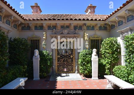 SAN SIMEON, USA - 01. Jul 2019: Ein Innenhof mit Eingang auf dem Gelände von Hearst Castle in San Simeon, Kalifornien, USA Stockfoto