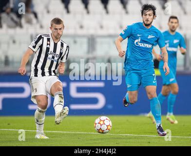 TURIN, ITALIEN - 02. NOVEMBER: Matthijs de Ligt von Juventus und Sardar Azmoun von Zenit St. Petersburg während des UEFA Champions League-Spiel der Gruppe H zwischen Juventus und Zenit St. Petersburg am 2. November 2021 in Turin, Italien. (Foto nach MB-Medien) Stockfoto