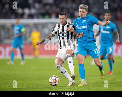 TURIN, ITALIEN - 02. NOVEMBER: Federico Bernardeschi von Juventus und Andrey Mostovoy von Zenit St. Petersburg während des UEFA Champions League-Spiel der Gruppe H zwischen Juventus und Zenit St. Petersburg am 2. November 2021 in Turin, Italien. (Foto nach MB-Medien) Stockfoto