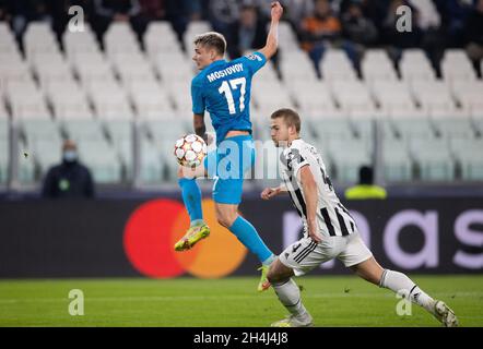 TURIN, ITALIEN - 02. NOVEMBER: Matthijs de Ligt von Juventus und Andrey Mostovoy von Zenit St. Petersburg während des UEFA Champions League-Spiels der Gruppe H zwischen Juventus und Zenit St. Petersburg am 2. November 2021 in Turin, Italien. (Foto nach MB-Medien) Stockfoto