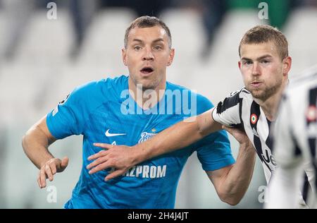 TURIN, ITALIEN - 02. NOVEMBER: Matthijs de Ligt von Juventus tusles mit Artem Dzyuba von Zenit St. Petersburg während des UEFA Champions League-Spiels der Gruppe H zwischen Juventus und Zenit St. Petersburg im Allianz Stadium, Turin am 2. November 2021 in Turin, Italien. (Foto nach MB-Medien) Stockfoto