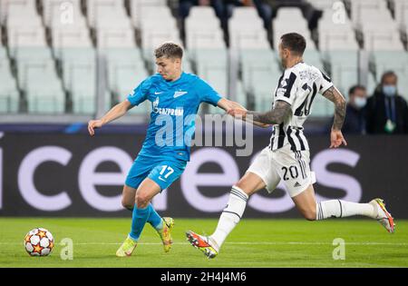 TURIN, ITALIEN - 02. NOVEMBER: Andrey Mostovoy von Zenit St. Petersburg überquert den Ball in die Box während des UEFA Champions League-Spiel der Gruppe H zwischen Juventus und Zenit St. Petersburg am 2. November 2021 in Turin, Italien. (Foto nach MB-Medien) Stockfoto