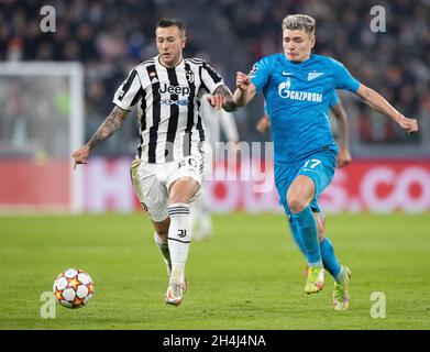 TURIN, ITALIEN - 02. NOVEMBER: Federico Bernardeschi von Juventus und Andrey Mostovoy von Zenit St. Petersburg während des UEFA Champions League-Spiel der Gruppe H zwischen Juventus und Zenit St. Petersburg am 2. November 2021 in Turin, Italien. (Foto nach MB-Medien) Stockfoto