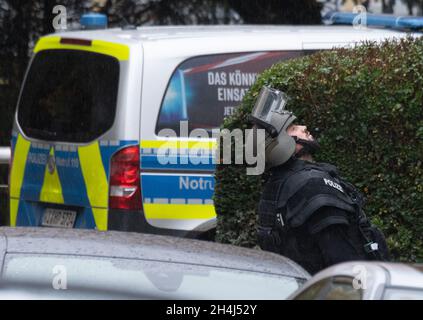 03. November 2021, Hessen, Frankfurt/Main: Polizeibeamte verschließen im Rahmen einer Operation im Frankfurter Stadtteil Ginnheim eine Straße in einem Wohngebiet. Mehr Details über den Hintergrund waren zunächst nicht bekannt. Foto: Boris Roessler/dpa Stockfoto