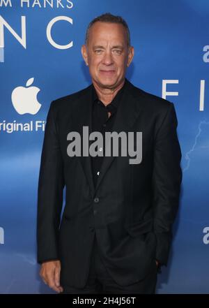 West Hollywood, Ca. November 2021. Tom Hanks, bei der Premiere von Apple TV Film's, Finch am 2. November 2021 im Pacific Design Center in West Hollywood, Kalifornien. Quelle: Saye Sadou/Media Punch/Alamy Live News Stockfoto