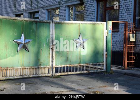 Eingang zum Duga Radar-Standort aus der Zeit des Kalten Krieges in den Wäldern der Ukraine Stockfoto