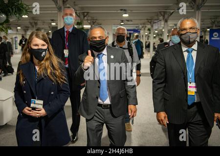 Glasgow, Schottland, Großbritannien. 2. November 2021 FOTO: (Mitte) John Antonio 'Johnny' Briceño ist ein belizischer Politiker, der seit dem 12. November 2020 der fünfte und aktuelle Premierminister von Belize und seit 2016 der Führer der Vereinigten Volkspartei ist. Er war von 2008 bis 2011 und von 2016 bis 2020 Anführer der Opposition, gesehen auf der COP26. Quelle: Colin Fisher Stockfoto