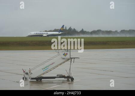 Hahn, Deutschland. November 2021. Eine Ryanair Boeing 737 hebt am Flughafen Hahn ab. Die Gehaltszahlungen an die rund 430 Mitarbeiter des insolventen Flughafens werden durch eine Insolvenzgeldvorfinanzierung gesichert. Quelle: Thomas Frey/dpa/Alamy Live News Stockfoto