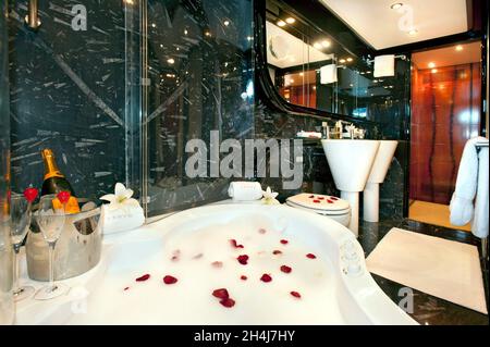 Master Kabine Badezimmer Cento von Excalibur 26m Luxus-Motoryacht Stockfoto
