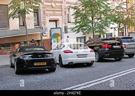 Kiew, Ukraine - 27. August 2011: Aston Martin Vantage, Porsche Panamera und BMW X6 M Hamann in der Stadt Stockfoto