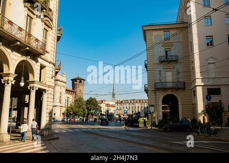 Turin, Italien - 22. September 2021: Blick auf die touristische Skyline der Innenstadt mit dem Wahrzeichen Mole Antonelliana im Hintergrund und Tramlinien während einer Stockfoto