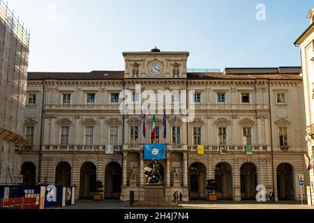 Turin, Italien - 22. September 2021: Blick auf das Rathaus, bekannt als Palazzo di Città, außen an einem sonnigen Tag in der Region Piemont Stockfoto