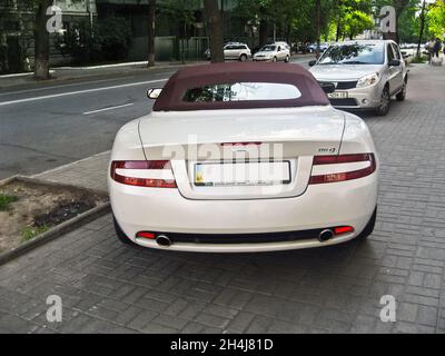 Kiew, Ukraine - 27. Mai 2010: Weißer Aston Martin DB9 Volante in der Stadt Stockfoto