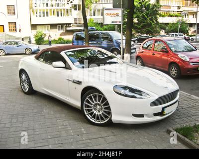 Kiew, Ukraine - 27. Mai 2010: Weißer Aston Martin DB9 Volante in der Stadt Stockfoto