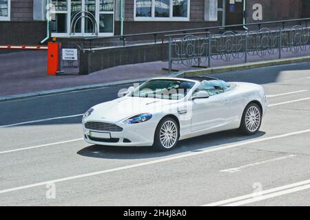 Kiew, Ukraine - 27. Mai 2012: Aston Martin DB9 Volante in der Stadt. Englisches Supercar Stockfoto