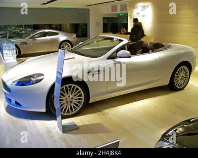 Kiew, Ukraine - 7. März 2011: Weißer Aston Martin DB9 Volante. Neues Auto Stockfoto