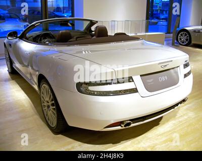 Kiew, Ukraine - 7. März 2011: Weißer Aston Martin DB9 Volante. Neues Auto Stockfoto