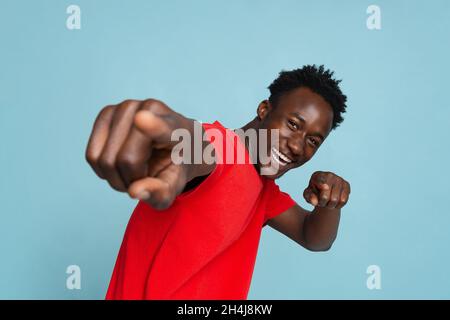 Hey, Du. Fröhlicher Schwarzer Kerl Poiting An Der Kamera Mit Zwei Händen Stockfoto