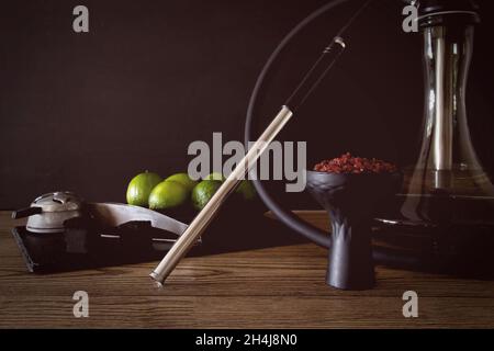 Shisha-Schale mit Tabak-Zitrusfrüchten auf dunklem Hintergrund Stockfoto