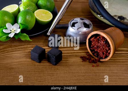 Shisha-Schale mit Tabak-Zitrusfrüchten auf dunklem Hintergrund Stockfoto